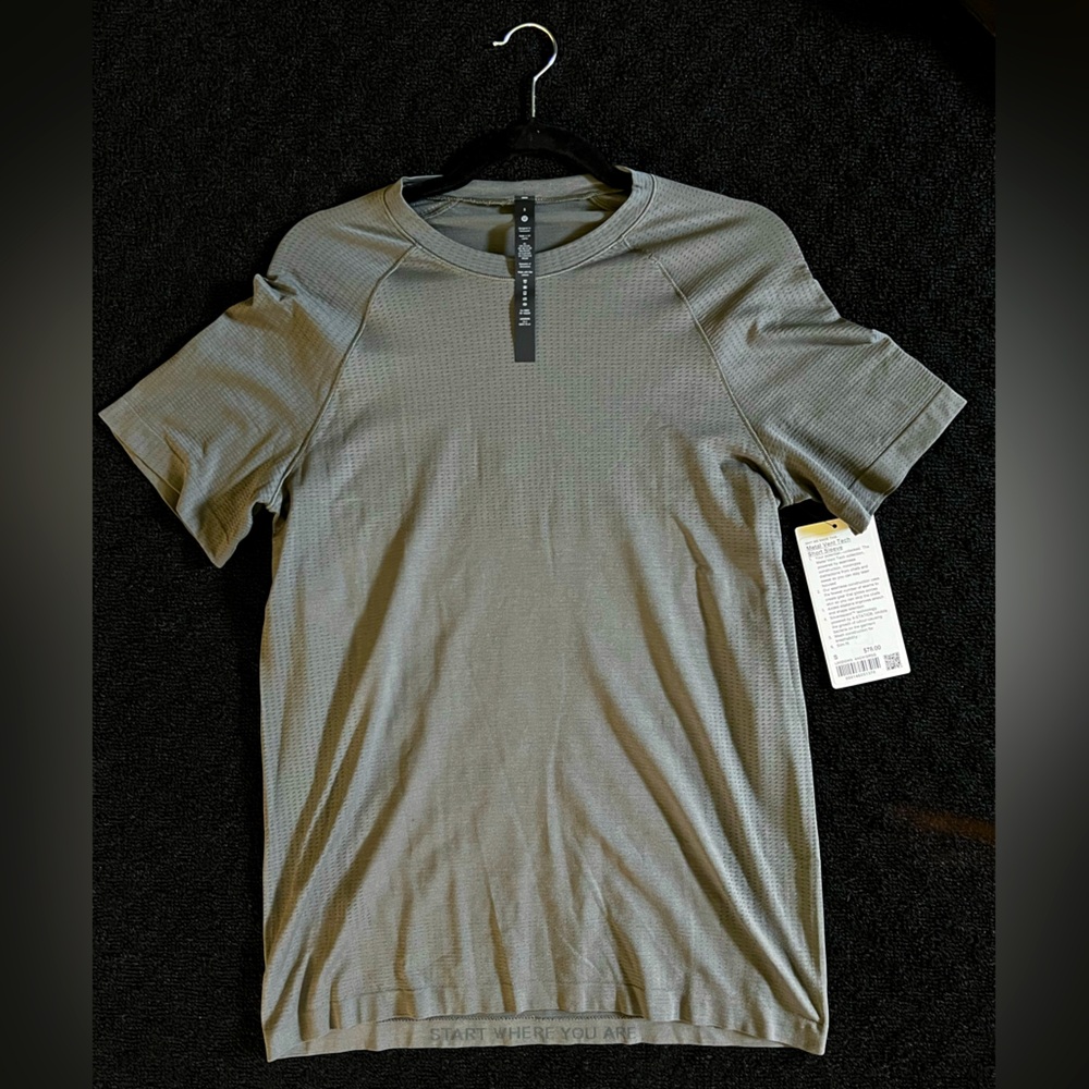 NWT Metal Vent Tech Short Sleeve in Grey Sage, Small